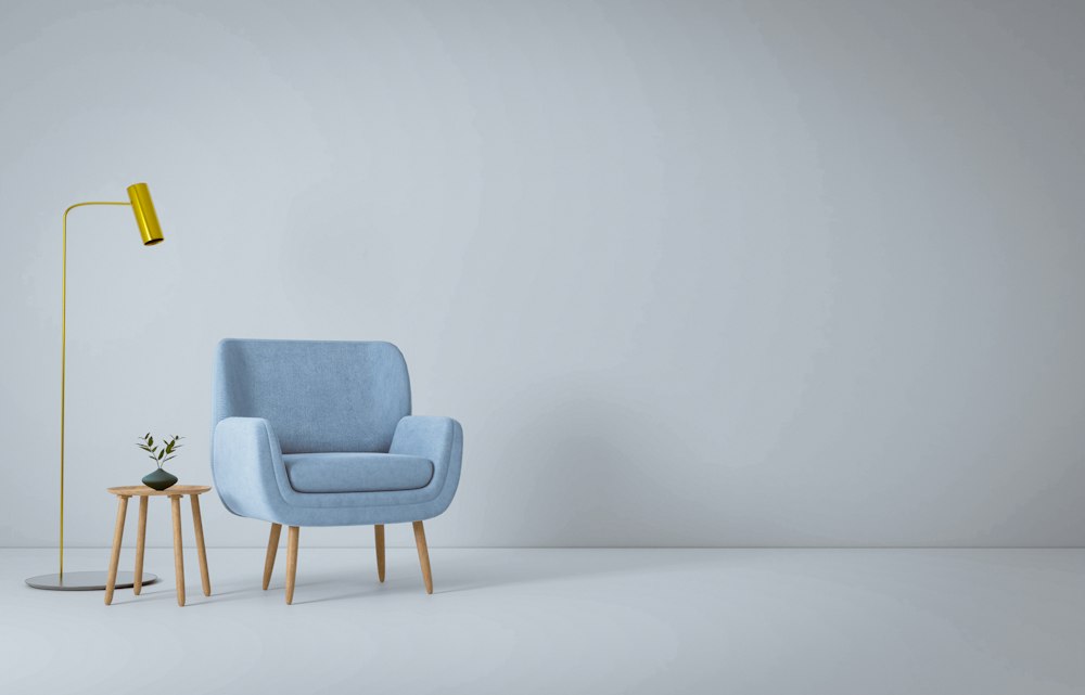 Sillón celeste con lámpara amarilla